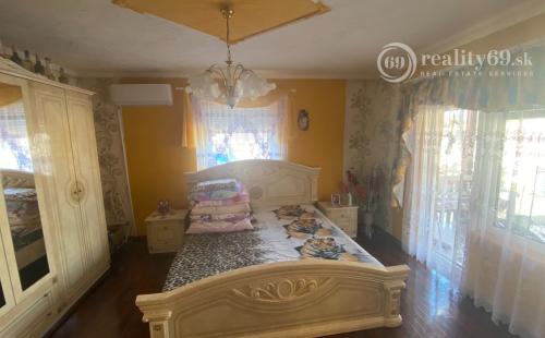 MAĎARSKO - SZENDRO 2 IZBOVÝ PEKNÝ ZREKONŠTRUOVANÝ RODINNÝ DOM  SO SAMOSTATNOU GARÁŽOU