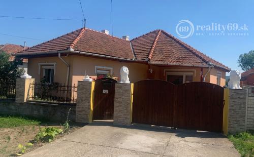 MAĎARSKO - SZENDRO 2 IZBOVÝ PEKNÝ ZREKONŠTRUOVANÝ RODINNÝ DOM  SO SAMOSTATNOU GARÁŽOU