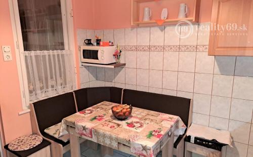 MAĎARSKO - ÓZD PEKNÝ RODINNÝ DOM PO ČIASTOČNEJ REKONŠTRUKCII S VEĽKOU ZÁHRADOU LEN 15 KM OD HRANÍC