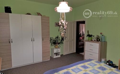 MAĎARSKO - ÓZD PEKNÝ RODINNÝ DOM PO ČIASTOČNEJ REKONŠTRUKCII S VEĽKOU ZÁHRADOU LEN 15 KM OD HRANÍC