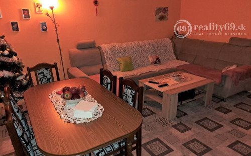 MAĎARSKO - ÓZD PEKNÝ RODINNÝ DOM PO ČIASTOČNEJ REKONŠTRUKCII S VEĽKOU ZÁHRADOU LEN 15 KM OD HRANÍC