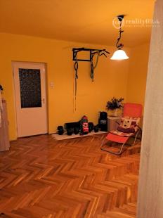 MAĎARSKO - ÓZD PEKNÝ RODINNÝ DOM PO ČIASTOČNEJ REKONŠTRUKCII S VEĽKOU ZÁHRADOU LEN 15 KM OD HRANÍC