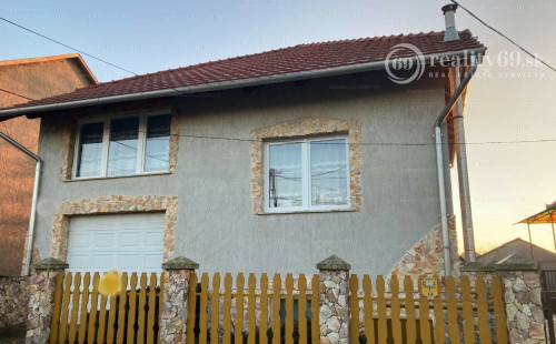 MAĎARSKO - INÁNCS 4 IZBOVÝ RODINNÝ DOMČEK S BAZENOM