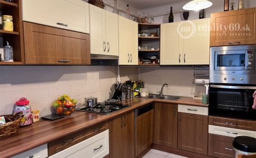 MAĎARSKO - INÁNCS 4 IZBOVÝ RODINNÝ DOMČEK S BAZENOM