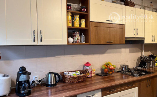 MAĎARSKO - INÁNCS 4 IZBOVÝ RODINNÝ DOMČEK S BAZENOM