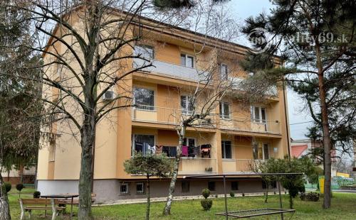 SEČOVCE - PEKNÝ 3 IZBOVÝ BYT 57 M2, GARÁŽ A ZÁHRADKA, PIVNICA.