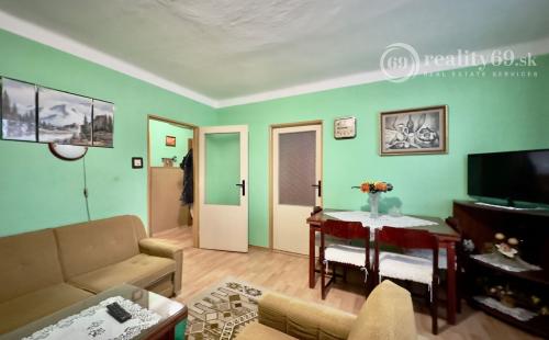 SEČOVCE - PEKNÝ 3 IZBOVÝ BYT 57 M2, GARÁŽ A ZÁHRADKA, PIVNICA.