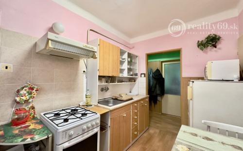 SEČOVCE - PEKNÝ 3 IZBOVÝ BYT 57 M2, GARÁŽ A ZÁHRADKA, PIVNICA.