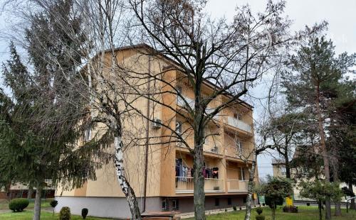 SEČOVCE - PEKNÝ 3 IZBOVÝ BYT 57 M2, GARÁŽ A ZÁHRADKA, PIVNICA.