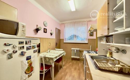 SEČOVCE - PEKNÝ 3 IZBOVÝ BYT 57 M2, GARÁŽ A ZÁHRADKA, PIVNICA.