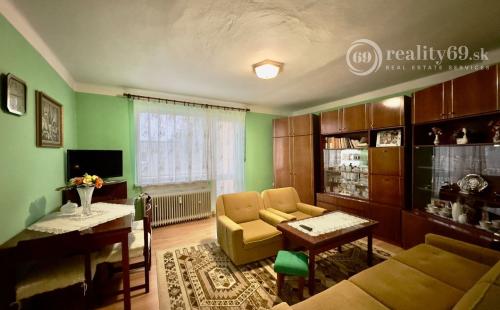 SEČOVCE - PEKNÝ 3 IZBOVÝ BYT 57 M2, GARÁŽ A ZÁHRADKA, PIVNICA.