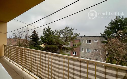 SEČOVCE - PEKNÝ 3 IZBOVÝ BYT 57 M2, GARÁŽ A ZÁHRADKA, PIVNICA.