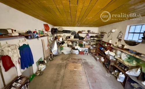 SEČOVCE - PEKNÝ 3 IZBOVÝ BYT 57 M2, GARÁŽ A ZÁHRADKA, PIVNICA.