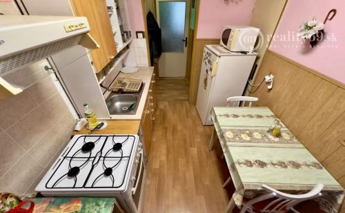 SEČOVCE - PEKNÝ 3 IZBOVÝ BYT 57 M2, GARÁŽ A ZÁHRADKA, PIVNICA.