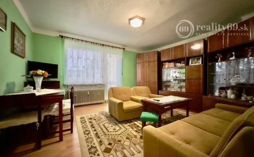 SEČOVCE - PEKNÝ 3 IZBOVÝ BYT 57 M2, GARÁŽ A ZÁHRADKA, PIVNICA.