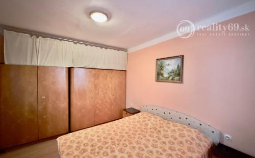 SEČOVCE - PEKNÝ 3 IZBOVÝ BYT 57 M2, GARÁŽ A ZÁHRADKA, PIVNICA.