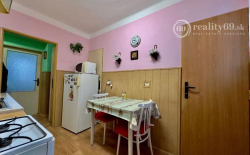 SEČOVCE - PEKNÝ 3 IZBOVÝ BYT 57 M2, GARÁŽ A ZÁHRADKA, PIVNICA.