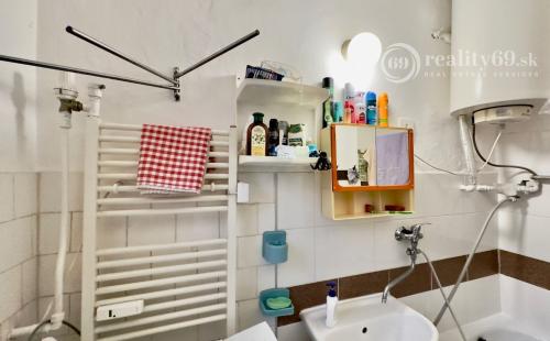 SEČOVCE - PEKNÝ 3 IZBOVÝ BYT 57 M2, GARÁŽ A ZÁHRADKA, PIVNICA.