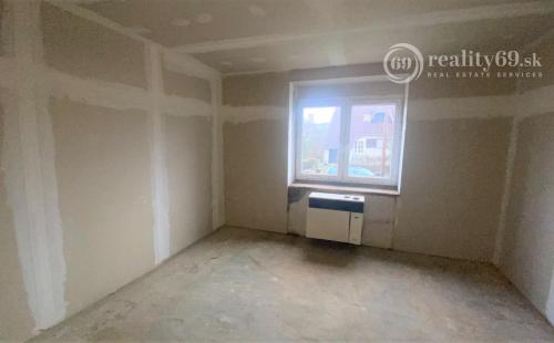 MAĎARSKO - SZUHOGY 2 IZBOVÝ ČIASTOČNE ZREKONŠTRUOVANÝ RODINNÝ DOM