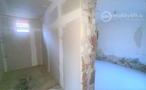 MAĎARSKO - SZUHOGY 2 IZBOVÝ ČIASTOČNE ZREKONŠTRUOVANÝ RODINNÝ DOM