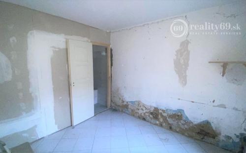 MAĎARSKO - SZUHOGY 2 IZBOVÝ ČIASTOČNE ZREKONŠTRUOVANÝ RODINNÝ DOM