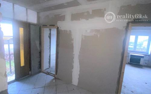 MAĎARSKO - SZUHOGY 2 IZBOVÝ ČIASTOČNE ZREKONŠTRUOVANÝ RODINNÝ DOM