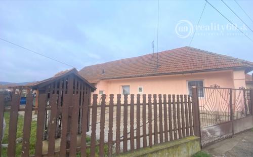 MAĎARSKO - SZENDRO PEKNÝ 3 IZBOVÝ ZREKONŠTRUOVANÝ RODINNÝ DOM S PRÍSTREŠKOM