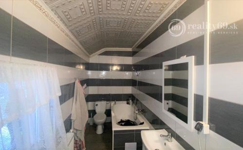 MAĎARSKO - SZENDRO PEKNÝ 3 IZBOVÝ ZREKONŠTRUOVANÝ RODINNÝ DOM S PRÍSTREŠKOM