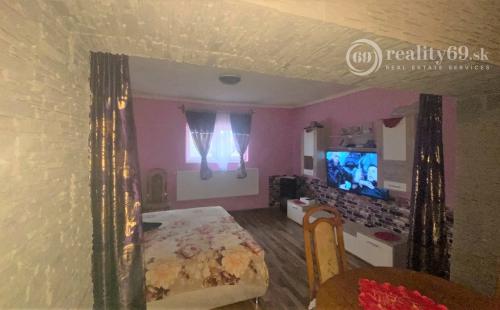 MAĎARSKO - SZENDRO PEKNÝ 3 IZBOVÝ ZREKONŠTRUOVANÝ RODINNÝ DOM S PRÍSTREŠKOM