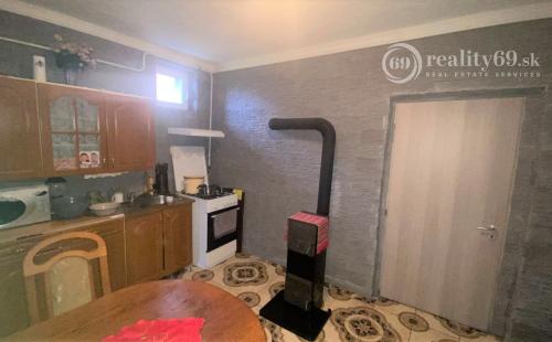 MAĎARSKO - SZENDRO PEKNÝ 3 IZBOVÝ ZREKONŠTRUOVANÝ RODINNÝ DOM S PRÍSTREŠKOM