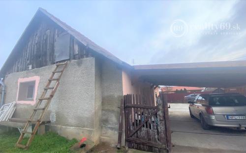 MAĎARSKO - SZENDRO PEKNÝ 3 IZBOVÝ ZREKONŠTRUOVANÝ RODINNÝ DOM S PRÍSTREŠKOM