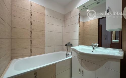 REZERVOVANÉ - NOVÁ CENA - JAZERO - AZOVSKÁ - VEĽKÝ 1 IZBOVÝ BYT 42 M2, PO KOMPLETNEJ REKONŠTRUKCII.