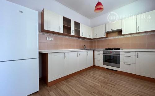 REZERVOVANÉ - NOVÁ CENA - JAZERO - AZOVSKÁ - VEĽKÝ 1 IZBOVÝ BYT 42 M2, PO KOMPLETNEJ REKONŠTRUKCII.