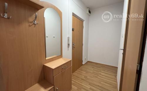 REZERVOVANÉ - NOVÁ CENA - JAZERO - AZOVSKÁ - VEĽKÝ 1 IZBOVÝ BYT 42 M2, PO KOMPLETNEJ REKONŠTRUKCII.