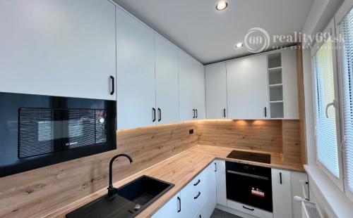 REZERVOVANÉ - NOVÁ SUPER CENA - TERASA - TRIEDA SNP - 3 IZBOVÝ SUPER MODERNÝ BYT 57 M2, UZAVRETÁ LODŽIA, KLIMATIZÁCIA, PRÁČKA