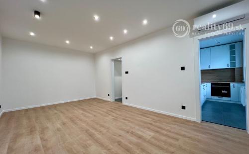 REZERVOVANÉ - NOVÁ SUPER CENA - TERASA - TRIEDA SNP - 3 IZBOVÝ SUPER MODERNÝ BYT 57 M2, UZAVRETÁ LODŽIA, KLIMATIZÁCIA, PRÁČKA