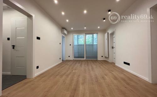 REZERVOVANÉ - NOVÁ SUPER CENA - TERASA - TRIEDA SNP - 3 IZBOVÝ SUPER MODERNÝ BYT 57 M2, UZAVRETÁ LODŽIA, KLIMATIZÁCIA, PRÁČKA