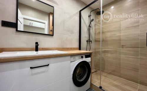 REZERVOVANÉ - NOVÁ SUPER CENA - TERASA - TRIEDA SNP - 3 IZBOVÝ SUPER MODERNÝ BYT 57 M2, UZAVRETÁ LODŽIA, KLIMATIZÁCIA, PRÁČKA