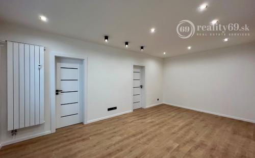 REZERVOVANÉ - NOVÁ SUPER CENA - TERASA - TRIEDA SNP - 3 IZBOVÝ SUPER MODERNÝ BYT 57 M2, UZAVRETÁ LODŽIA, KLIMATIZÁCIA, PRÁČKA