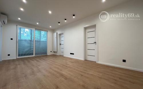 REZERVOVANÉ - NOVÁ SUPER CENA - TERASA - TRIEDA SNP - 3 IZBOVÝ SUPER MODERNÝ BYT 57 M2, UZAVRETÁ LODŽIA, KLIMATIZÁCIA, PRÁČKA