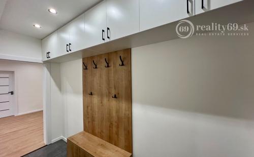 REZERVOVANÉ - NOVÁ SUPER CENA - TERASA - TRIEDA SNP - 3 IZBOVÝ SUPER MODERNÝ BYT 57 M2, UZAVRETÁ LODŽIA, KLIMATIZÁCIA, PRÁČKA