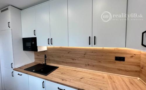 REZERVOVANÉ - NOVÁ SUPER CENA - TERASA - TRIEDA SNP - 3 IZBOVÝ SUPER MODERNÝ BYT 57 M2, UZAVRETÁ LODŽIA, KLIMATIZÁCIA, PRÁČKA