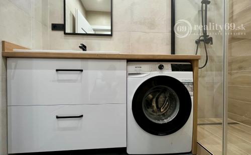 REZERVOVANÉ - NOVÁ SUPER CENA - TERASA - TRIEDA SNP - 3 IZBOVÝ SUPER MODERNÝ BYT 57 M2, UZAVRETÁ LODŽIA, KLIMATIZÁCIA, PRÁČKA