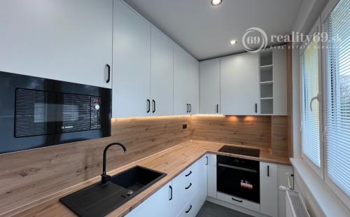 REZERVOVANÉ - NOVÁ SUPER CENA - TERASA - TRIEDA SNP - 3 IZBOVÝ SUPER MODERNÝ BYT 57 M2, UZAVRETÁ LODŽIA, KLIMATIZÁCIA, PRÁČKA