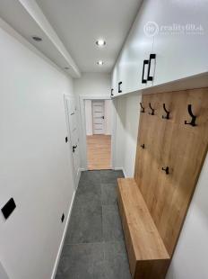 REZERVOVANÉ - NOVÁ SUPER CENA - TERASA - TRIEDA SNP - 3 IZBOVÝ SUPER MODERNÝ BYT 57 M2, UZAVRETÁ LODŽIA, KLIMATIZÁCIA, PRÁČKA