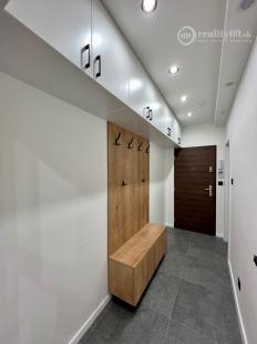 REZERVOVANÉ - NOVÁ SUPER CENA - TERASA - TRIEDA SNP - 3 IZBOVÝ SUPER MODERNÝ BYT 57 M2, UZAVRETÁ LODŽIA, KLIMATIZÁCIA, PRÁČKA