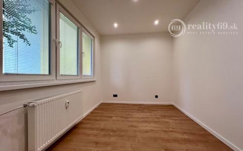 REZERVOVANÉ - NOVÁ SUPER CENA - TERASA - TRIEDA SNP - 3 IZBOVÝ SUPER MODERNÝ BYT 57 M2, UZAVRETÁ LODŽIA, KLIMATIZÁCIA, PRÁČKA