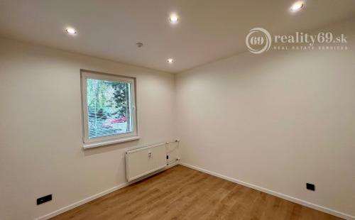 REZERVOVANÉ - NOVÁ SUPER CENA - TERASA - TRIEDA SNP - 3 IZBOVÝ SUPER MODERNÝ BYT 57 M2, UZAVRETÁ LODŽIA, KLIMATIZÁCIA, PRÁČKA