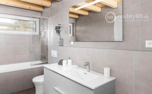 MODERNÝ 5 IZBOVÝ SMART DOM NA KĽÚČ V CENE BYTU IBA 16 KM OD KOŠÍC SMER PREŠOV