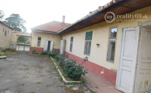 MAĎARSKO - ABAÚJSZÁNTÓ 5 IZBOVÝ RODINNÝ DOM V TOKAJSKEJ OBLASTÍ NA NÁMESTÍ